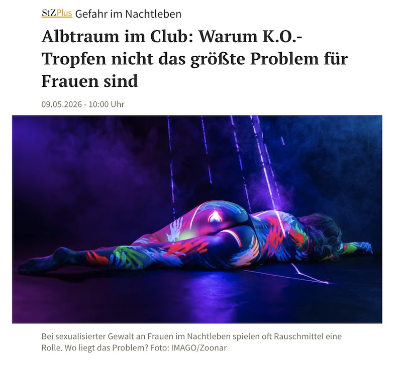 Ausschnitt eines Artikels der "Stuttgarter Zeitung" mit Foto einer fast nackten Frau, die am Boden liegt.