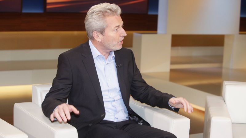 Michael Winterhoff sitzt auf einem Sessel in der Talkshow Anne Will