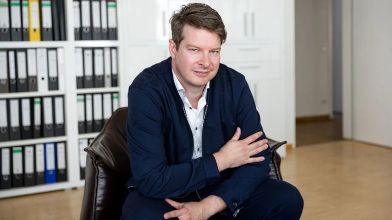 Generationenforscher Rüdiger Maas vor einem Regal mit Ordnern