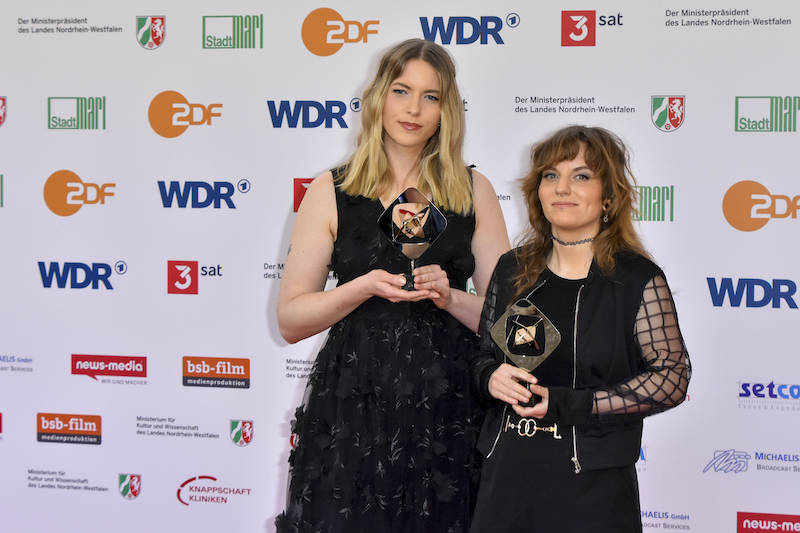 Isabel Ströh und Isabell Beer bei der Verleihung des Grimme-Preises 2025