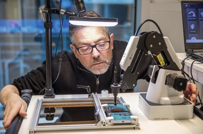 Ressortleiter Christian Just prüft mithilfe eines Roboters die Akkulaufzeit eines Smartphones.