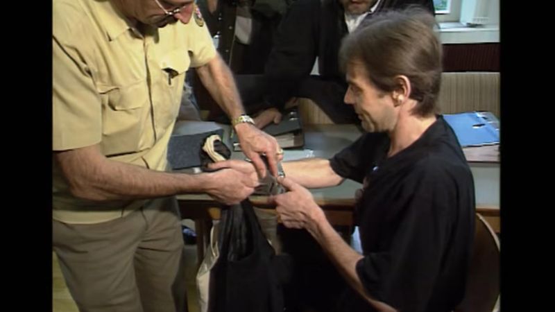 Dem Fälscher Michael Born werden vor Gericht die Handschellen abgenommen.