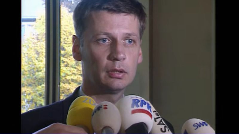 Der Moderator Günther Jauch steht beim Prozess gegen Michael Born vor Mikrofonen und gibt ein Interview.