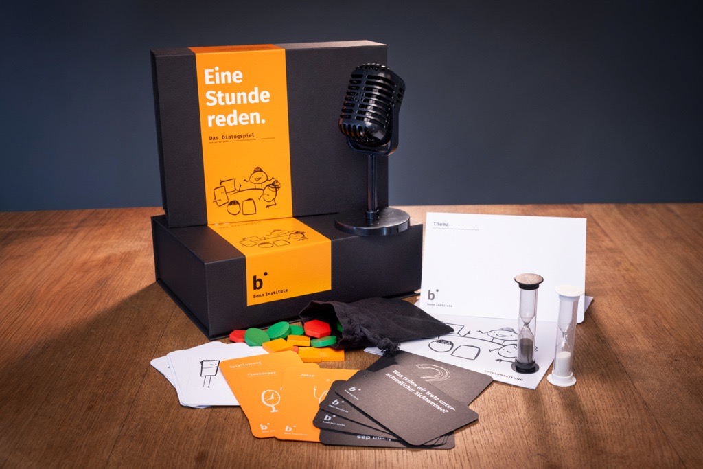 Spiel „Eine Stunde reden“ mit Sanduhren, Plastik-Mikro, bunten Stimmungssteinen und Spielkarten