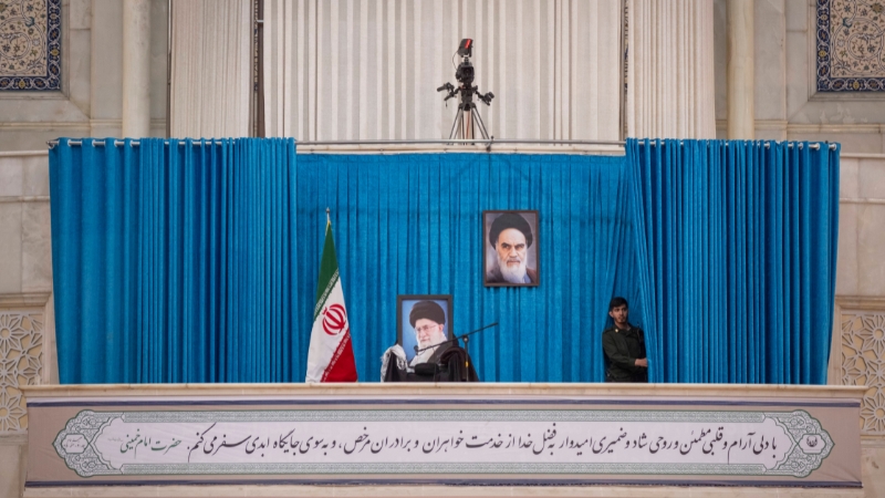 Balkon, der mit Porträts der verstorbenen iranischen Machthaber dekoriert ist.
