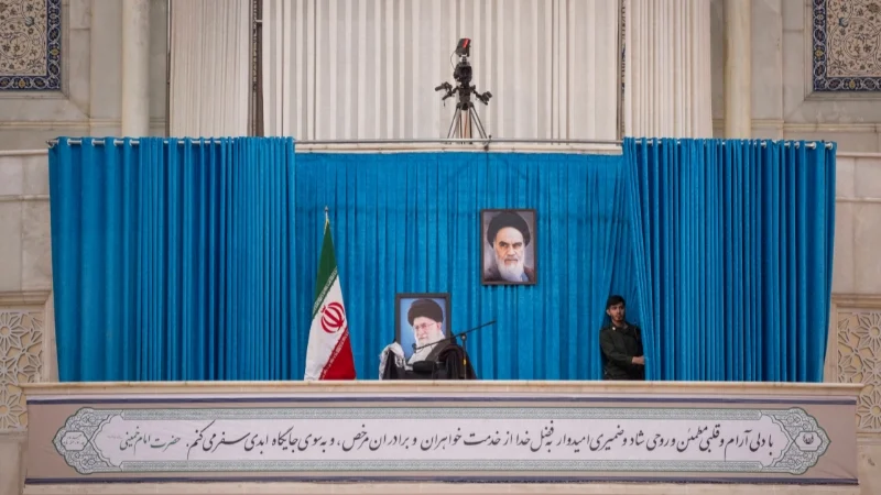 Balkon, der mit Porträts der verstorbenen iranischen Machthaber dekoriert ist.