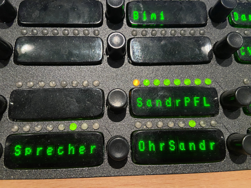 Sprechstelle, über die die Regie mit der Moderation kommuniziert