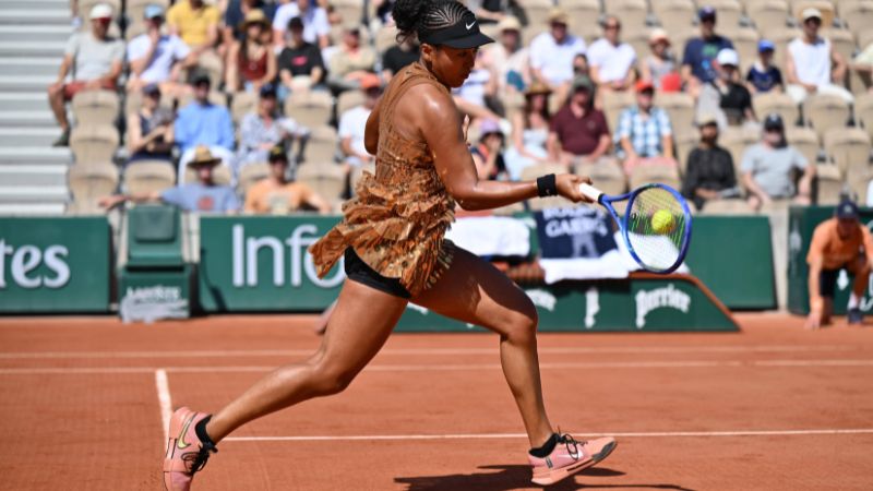 Japanische Tennisspielerin Naomi Osaka bei den French Open auf dem Platz