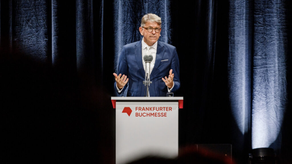 Kulturstaatsminister Wolfram Weimer steht an einem Rednerpult und hält die Eröffnungsrede der Frankfurter Buchmesse 2025.