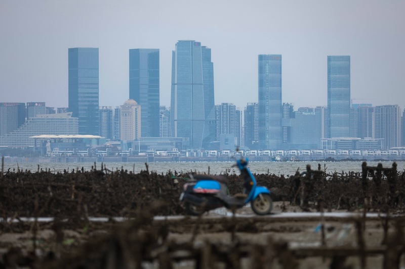 Blick über ein Austernfeld auf der taiwanischen Insel Kinmen hinüber auf Hochhäuser der chinesischen Stadt Xiamen.