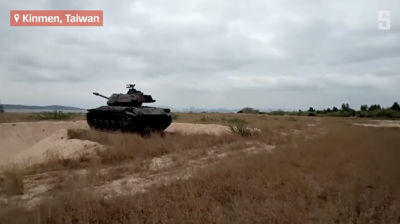 Screenshot aus einem „Spiegel“-Video: Ein alter Panzer am Strand der taiwanischen Insel Kinmen.