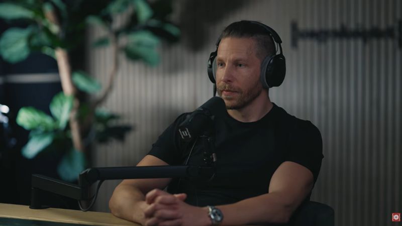 Ben Berndt zuhörend hinter seinem Podcast-Mikrofon