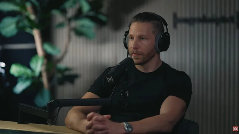 Ben Berndt zuhörend hinter seinem Podcast-Mikrofon