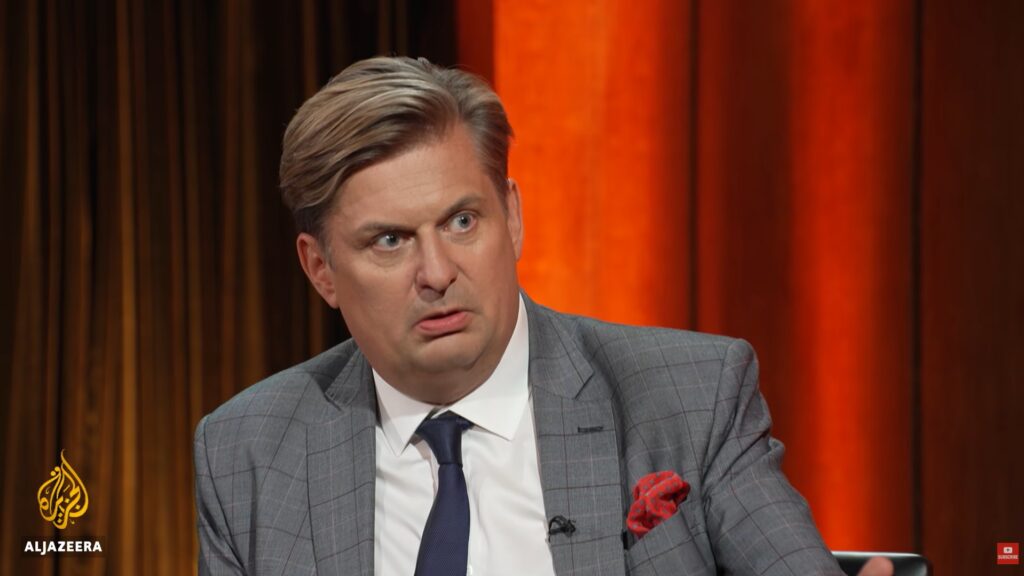 Porträt von Krah im Gespräch bei Al Jazeera
