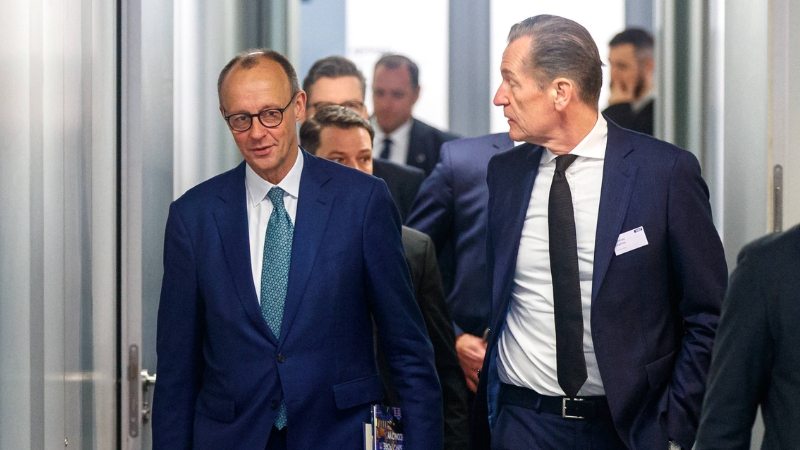 Springer-Chef Mathias Döpfner (r.) und Friedrich Merz, damals Kanzlerkandidat der CDU, beim „Wirtschaftsgipfel“ der „Welt“ im Januar 2025
