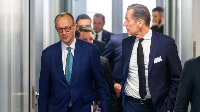 Springer-Chef Mathias Döpfner (r.) und Friedrich Merz, damals Kanzlerkandidat der CDU, beim „Wirtschaftsgipfel“ der „Welt“ im Januar 2025