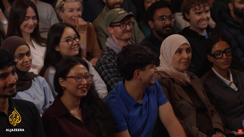 Blick ins Publikum: Junge Menschen, auch Frauen mit Koptuch