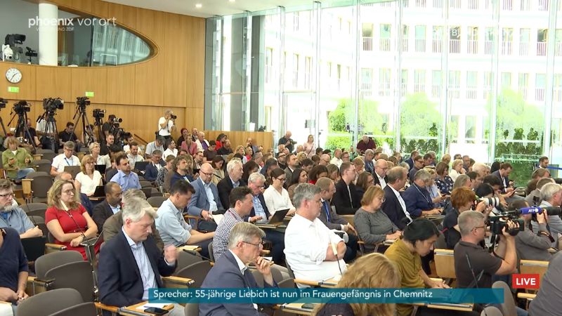 Saal mit Stuhlreihen voll Journalisten in der Bundespressekonferenz, dahinter Fernsehkameras