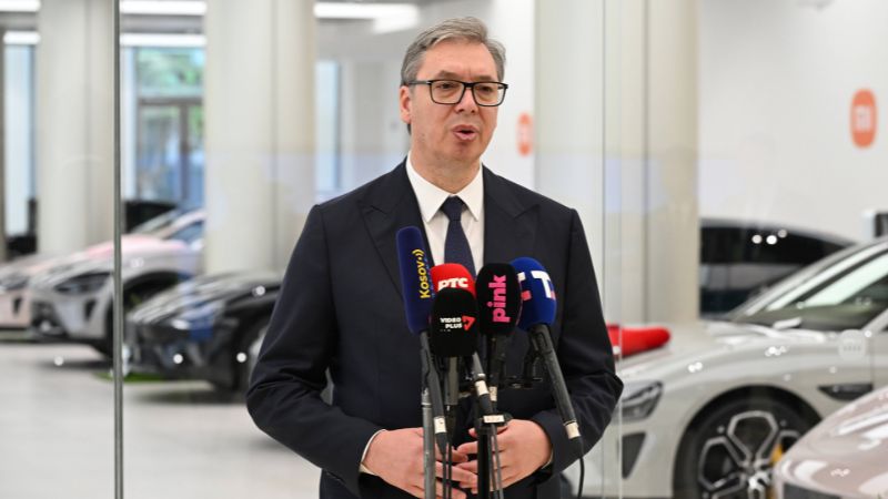 Der serbische Präsident Aleksandar Vučić hält eine Rede.
