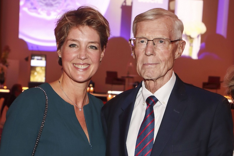 Christina Block (l.) lacht in die Kamera, ihr Vater Eugen neben ihr lächelt.