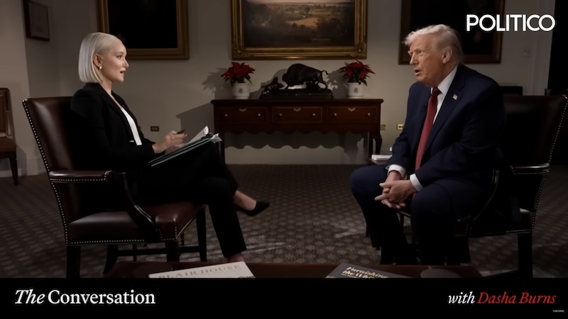 Szene aus dem „Politico“-Interview: Donald Trump (r.) und Journalistin Dasha Burns sitzen sich in dunkelbraunen Stühlen gegenüber.