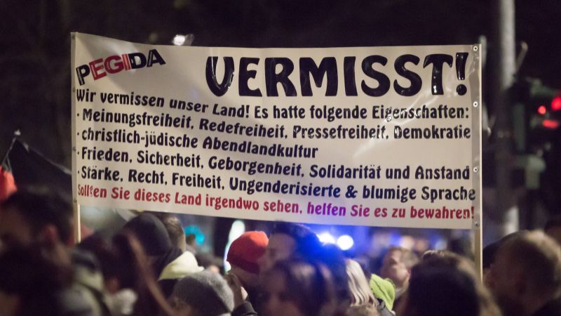 Pegida-Plakat: „Vermisst! Wir vermissen unser Land! Es hatte folgende Eigenschaften: Meinungsfreiheit, Redefreiheit, Pressefreiheit, Demokratie. Christlich-jüdische Abendlandkultur. Frieden, Sicherheit, Geborgenheit, Solidarität und Anstand. Stärke, Recht, Freiheit, Ungenderisierte & blumige Sprache. Sollen Sie dieses Land irgendwo sehen, helfen Sie es zu bewahren!“