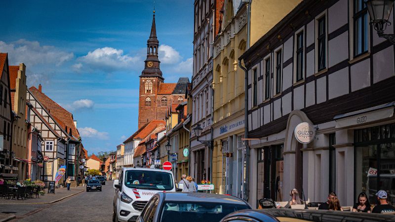 Straße mit Kirche und Fachwerkhäusern in Tangermünde