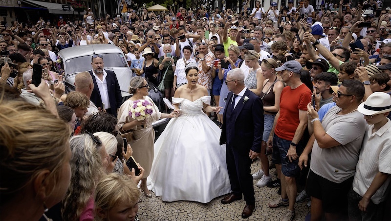 Medien und Fans tummeln sich vor der Kathedrale in Funchal um eine Braut, die nicht Georgina Rodríguez ist.