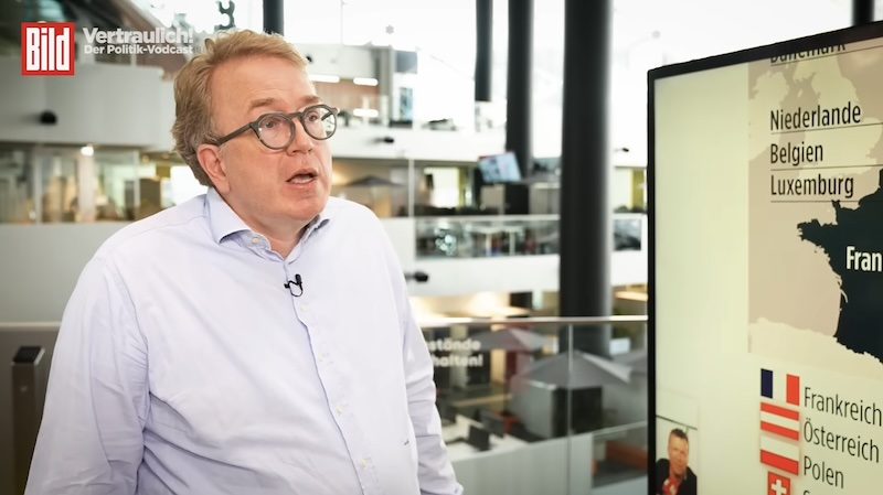„Bild“-Chefreporter Nikolaus Harbusch neben einem Bildschirm im „Bild“-Newsroom.