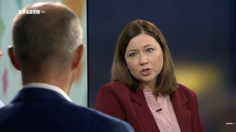 Bea Merscher (rechts) spricht mit Bundeskanzler Friedrich Merz (links).
