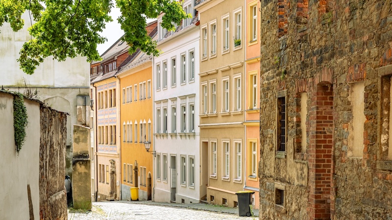Straße in Bautzen, Sachsen, mit alten und renovierten Häusern.