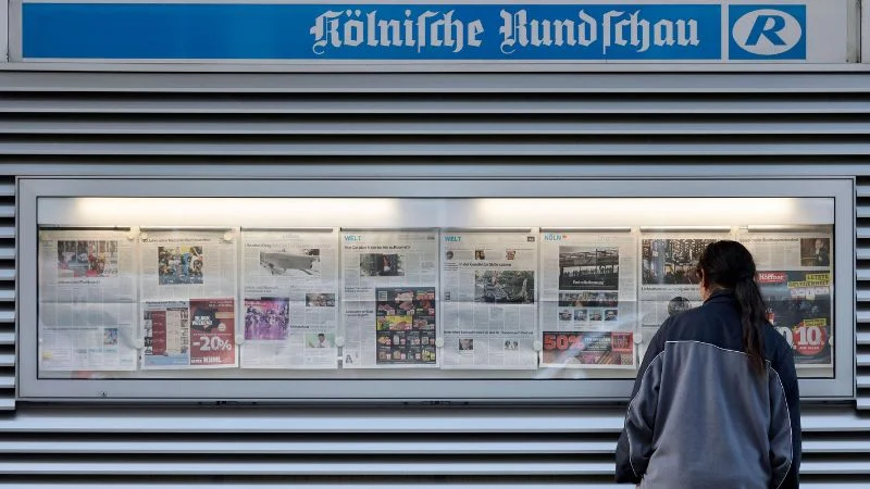 Aushang mit Zeitungsseiten der „Kölnischen Rundschau“