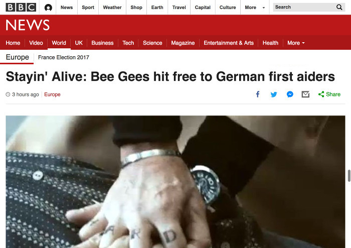 BBC-Artikel mit der Überschrift: "'Stayin' alive': Bee Gees hit free to German first aiders"