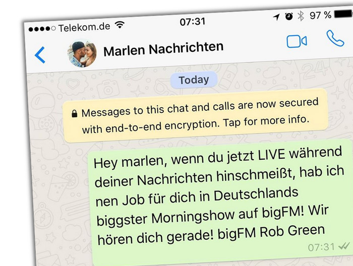 Screenshot einer WhatsApp-Nachricht: "Hey marlen, wenn du jetzt LIVE während deiner Nachrichten hinschmeißt, hab ich nen Job für dich in Deutschlands biggster Morningshow auf bigFM! Wir hören dich gerade! bigFM Rob Green"