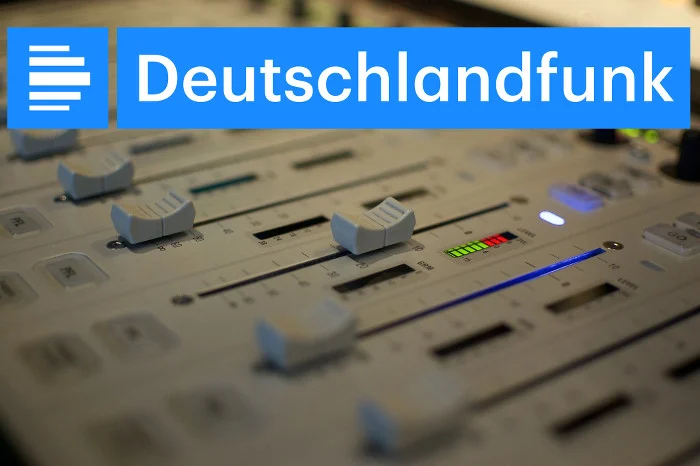 Nahaufnahme eines Mischpults und Logo des Deutschlandfunks