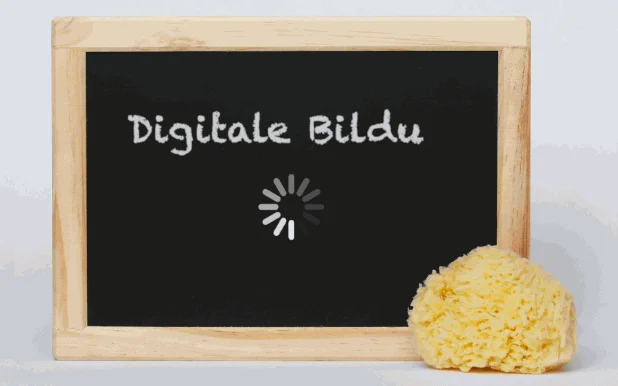 Tafel auf der "Digitale Bildu" steht, darunter ein Ladesymbol