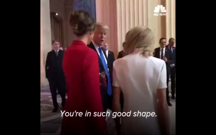 Donald Trump und seine Frau Melania stehen zusammen mit Emmanuel Macron und siner Frau Brigitte in einem Raum, drumherum stehen weitere Menschen.