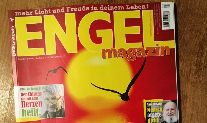 Auf der Titelseite ist ein rötlich-gelbes Meer im Sonnenuntergang zu sehen, davor Vögel. Titelgeschichte: Lebe das Glück der Stille"