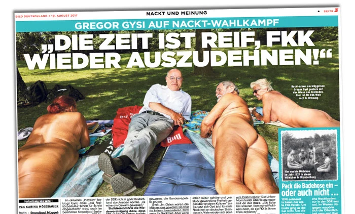 Gregor Gysi liegt in Hose, Hemd und Schuhen auf einem "Bild"-Handtuch zwischen drei auf dem Bauch liegenden FKK-Freunden und grinst