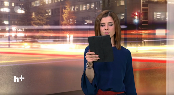 "heute+"-Moderatorin Eva-Maria Lemke mit Tablet 