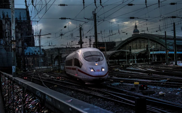 Ein ICE vor dem Kölner Hauptbahnhof, viele Gleise und Oberleitungen