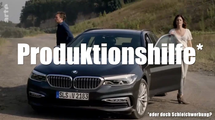 Zwei Ermittler steigen aus einem BMW aus.