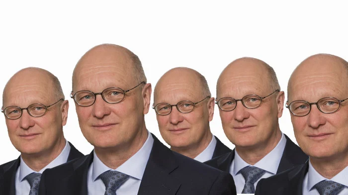 Fünf mal derselbe Mann mit Glatze und Brille.