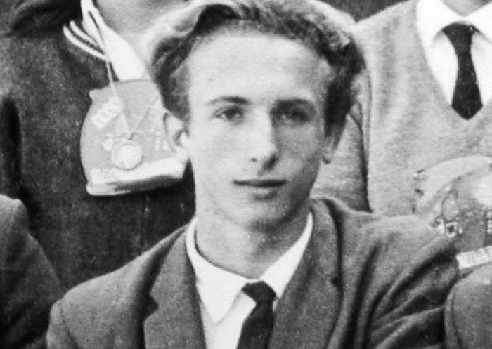 Foto (schwarz-weiß) eines jungen Mannes im Anzug mit Krawatte, offenbar dunkelblondes Haar, schmallanges Gesicht, er schaut in die Kamera.
