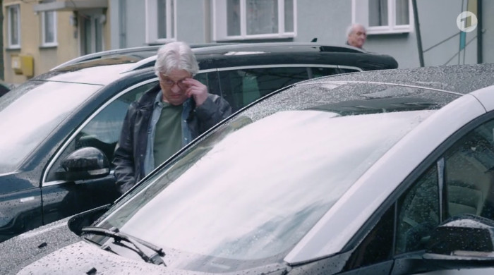Szene aus der "Lindenstraße" (Das Erste) vom 30.4.2017. Zu sehen ist Andy Zenker, wie er über das Auto staunt, dabei das Gesicht bewundernd verzieht.