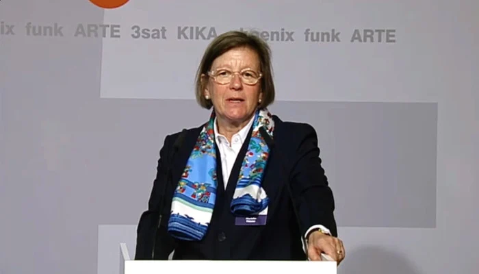 ZDF-Fernsehratsvorsitzende Marlehn Thieme an einem Stehpult.