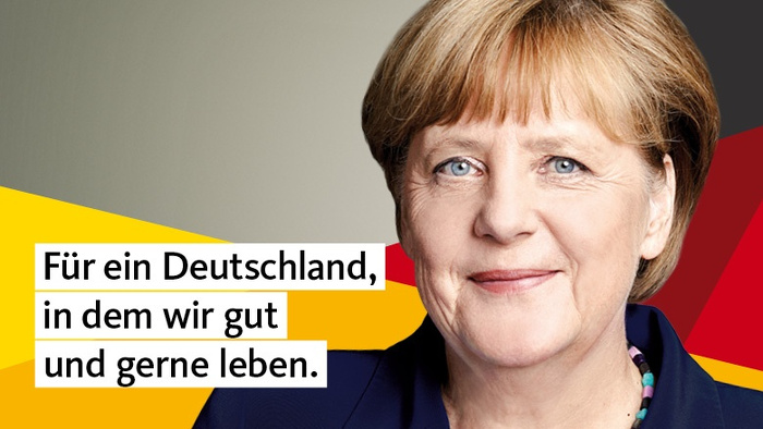 Angela Merkel schaut lächelnd in die Kamera, hinter ihr schwarz-rot-goldenen Balken und daneben der Claim: "Für ein Deutschland, in dem wir gut und gerne leben"