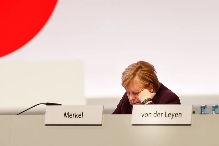 Angela Merkel auf dem CDU-Parteitag, in ihr Handy vertieft