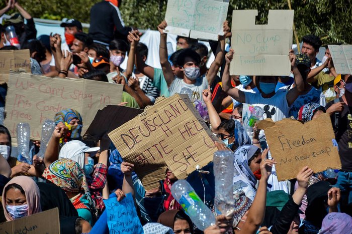 Menschen aus dem Flüchtlingslager demonstrieren dafür, die Insel Lesbos verlassen zu dürfen