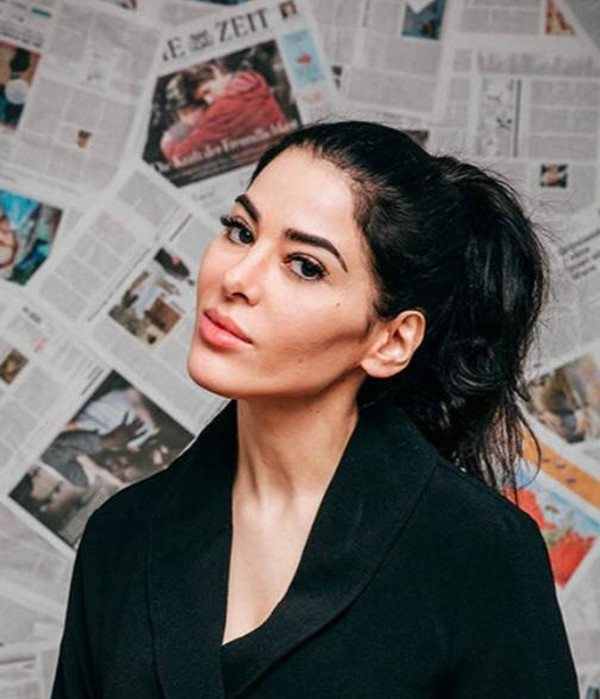 Samira El Ouassil vor Zeitungswand